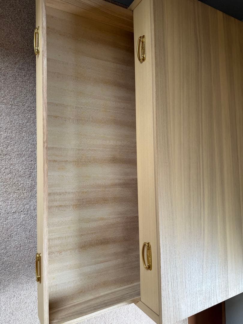 美品 桐箪笥 3段 金色の菊紋金具 和タンス 着物収納 ローチェスト