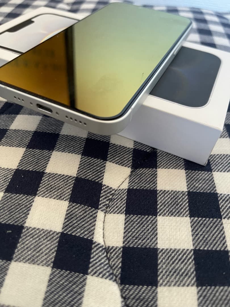 iPhone16e 美品 女性使用 電池100