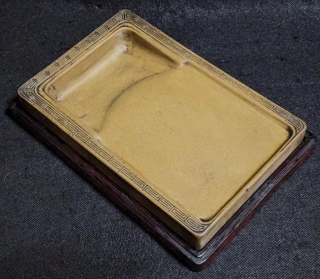 【澄泥・雷廻文門字硯】◆鱔魚黄の美石◆蘇州霊巌山石◆唐木共箱◆約八吋◆検→端渓