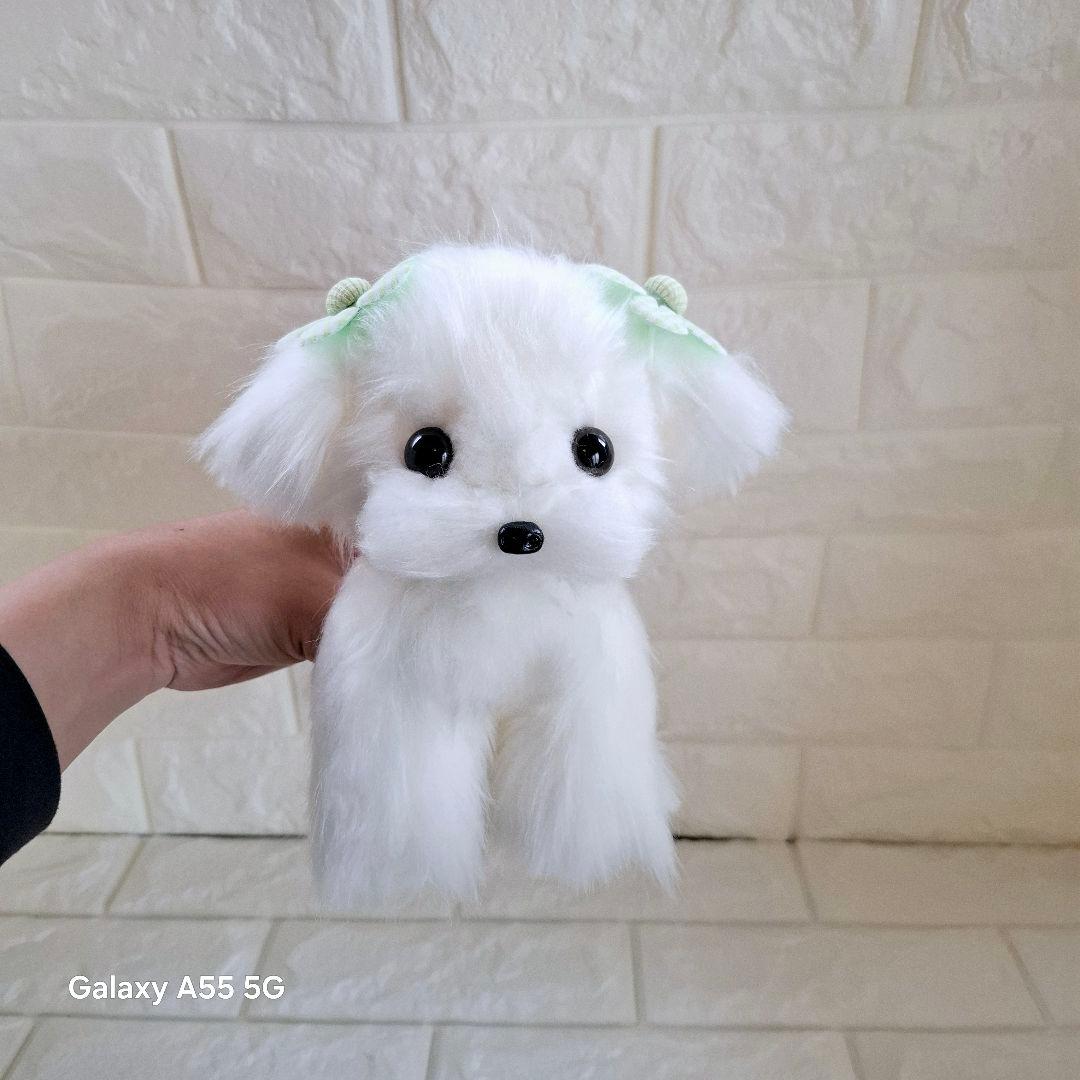 白い犬のぬいぐるみ 緑のリボン付き