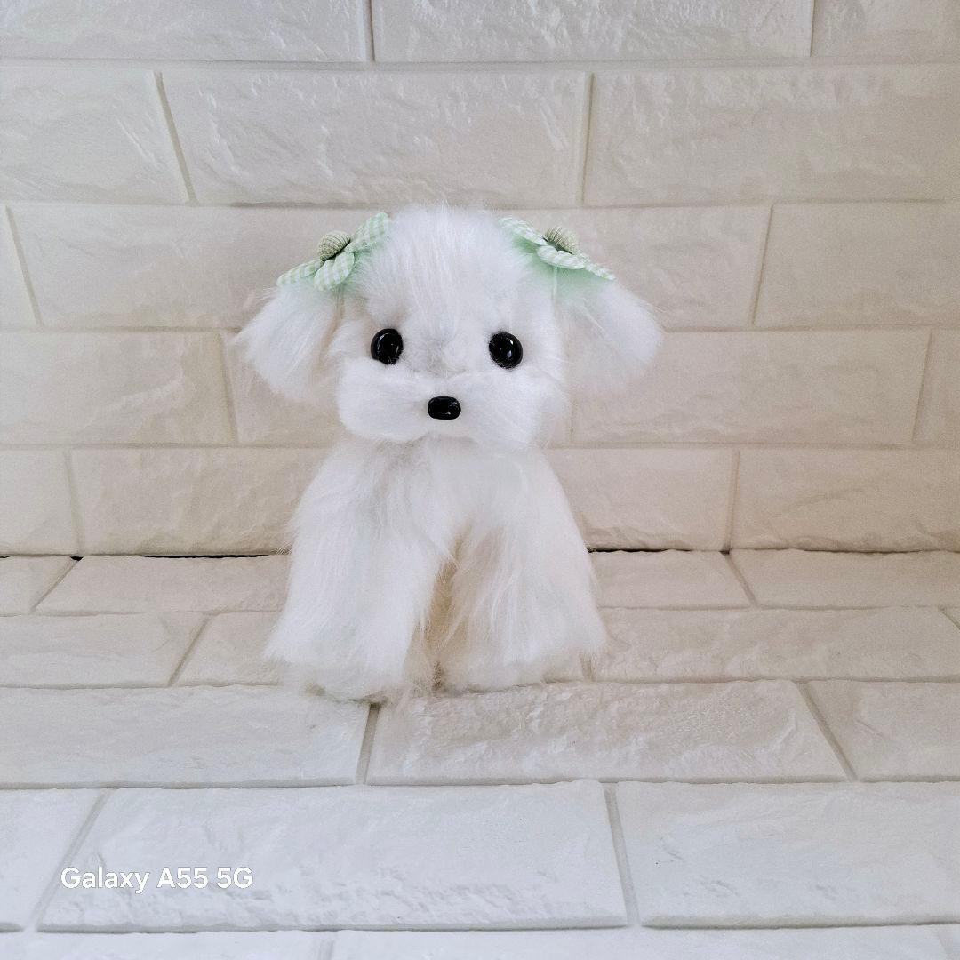 白い犬のぬいぐるみ 緑のリボン付き