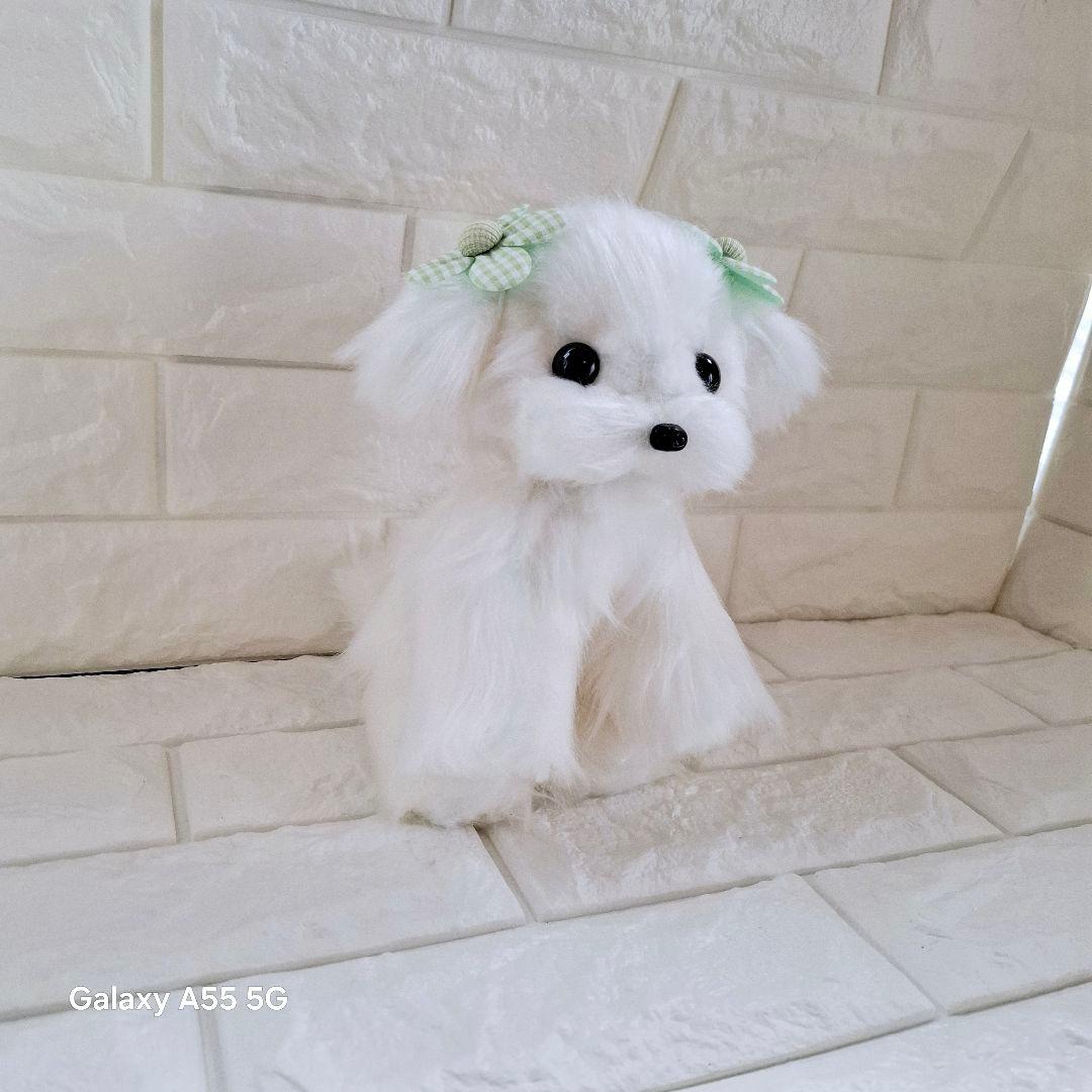 白い犬のぬいぐるみ 緑のリボン付き