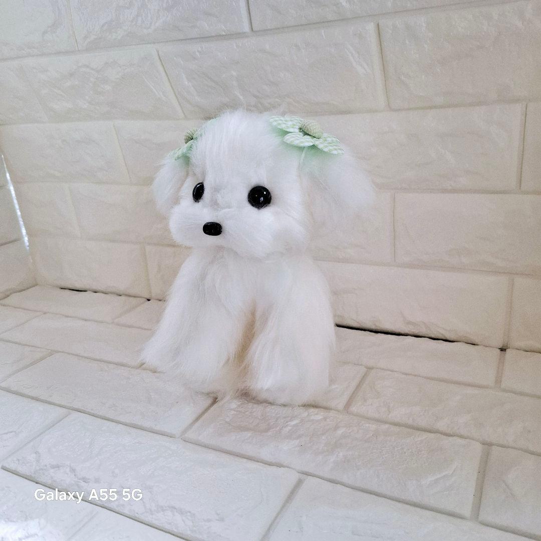 白い犬のぬいぐるみ 緑のリボン付き
