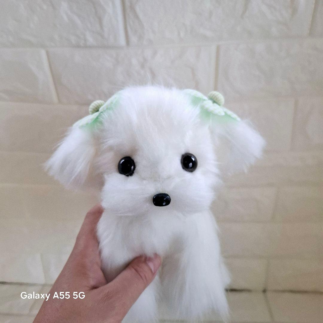 白い犬のぬいぐるみ 緑のリボン付き