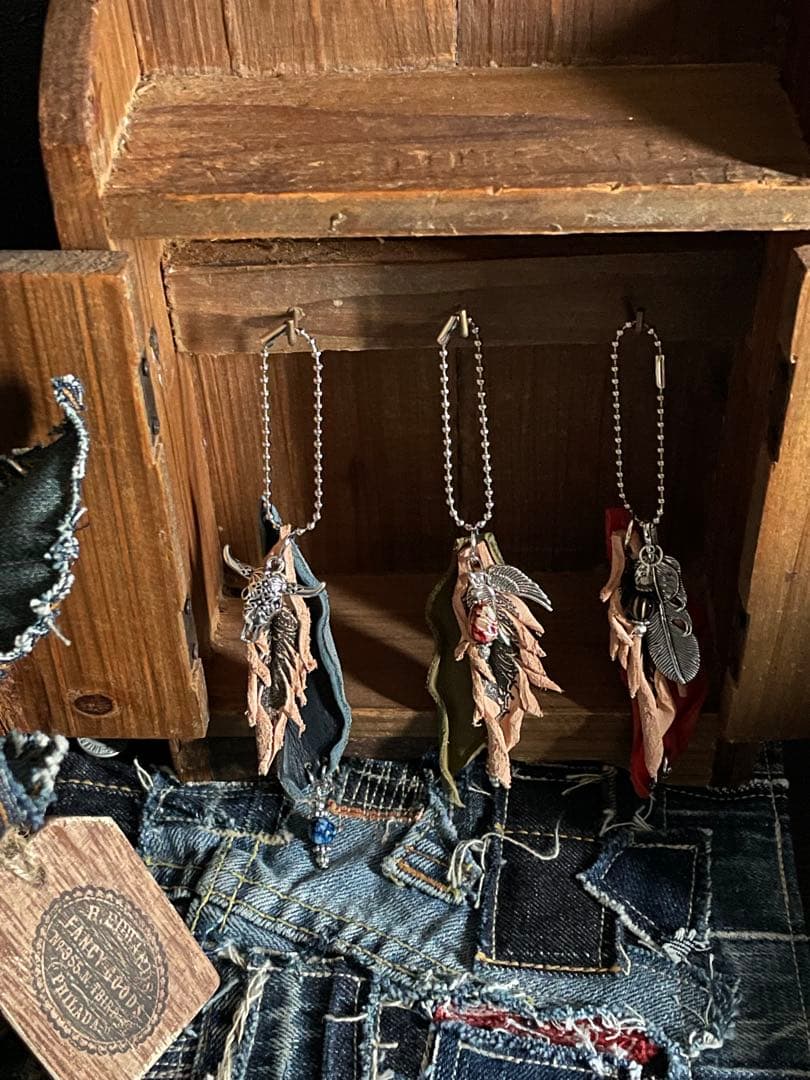 フェザーデザインチャーム໒꒱✨H.