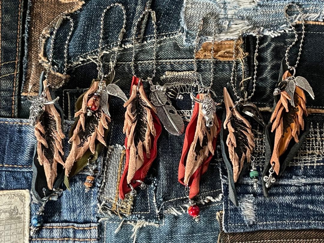 フェザーデザインチャーム໒꒱✨H.