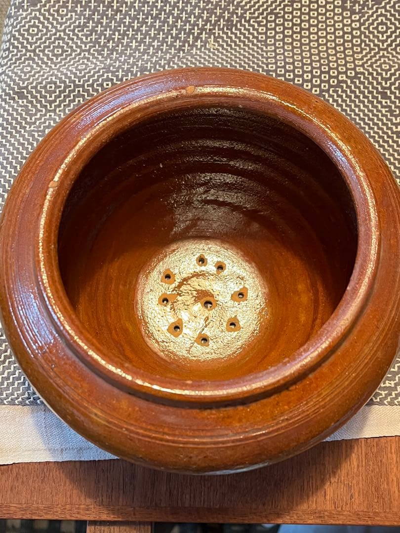 「陶器製パンチングボール」南欧物？茶色の軽い陶器製の水切り穴付き食器