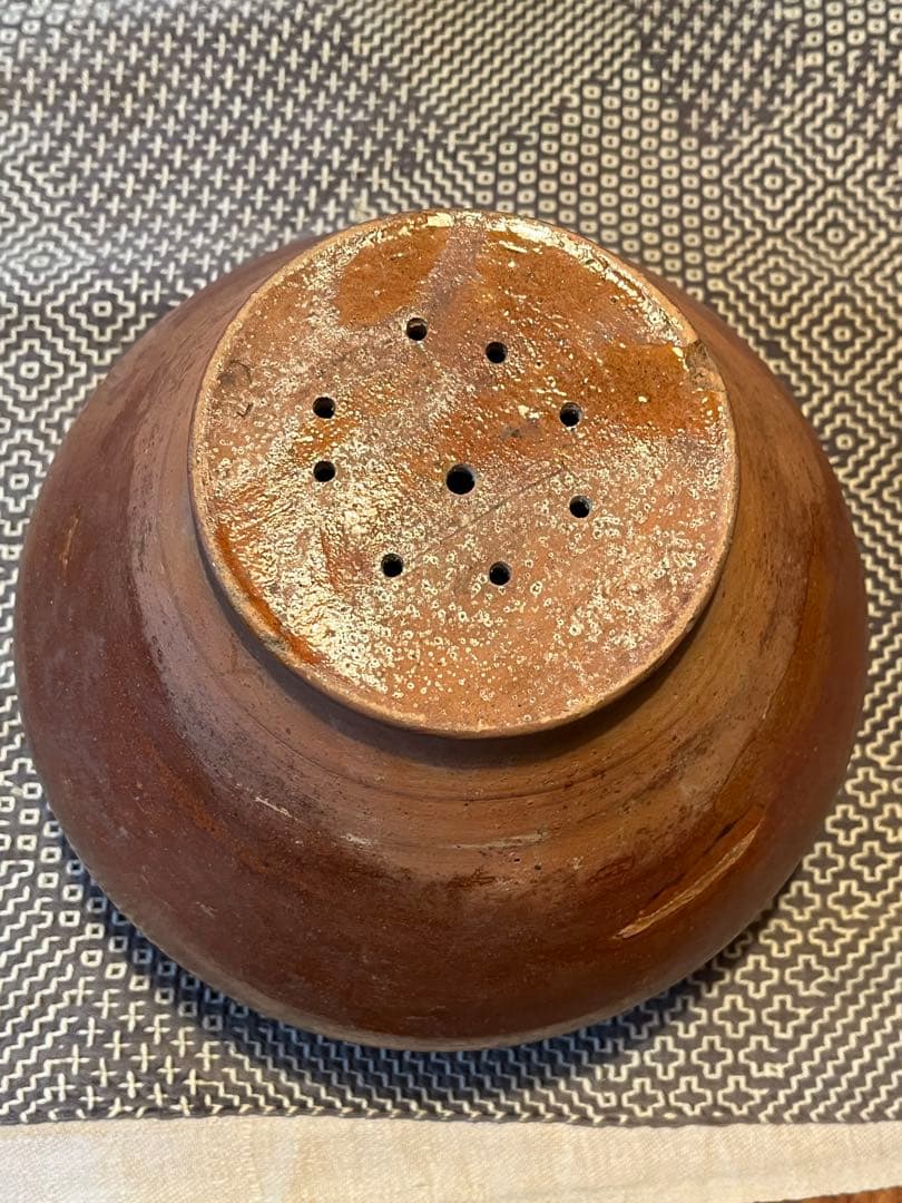 「陶器製パンチングボール」南欧物？茶色の軽い陶器製の水切り穴付き食器