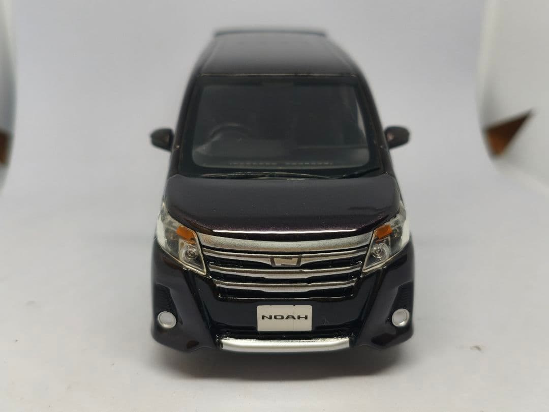 トヨタ　ノア　Si　80系前期　カラーサンプル　1/30　ミニカー　色見本　紫