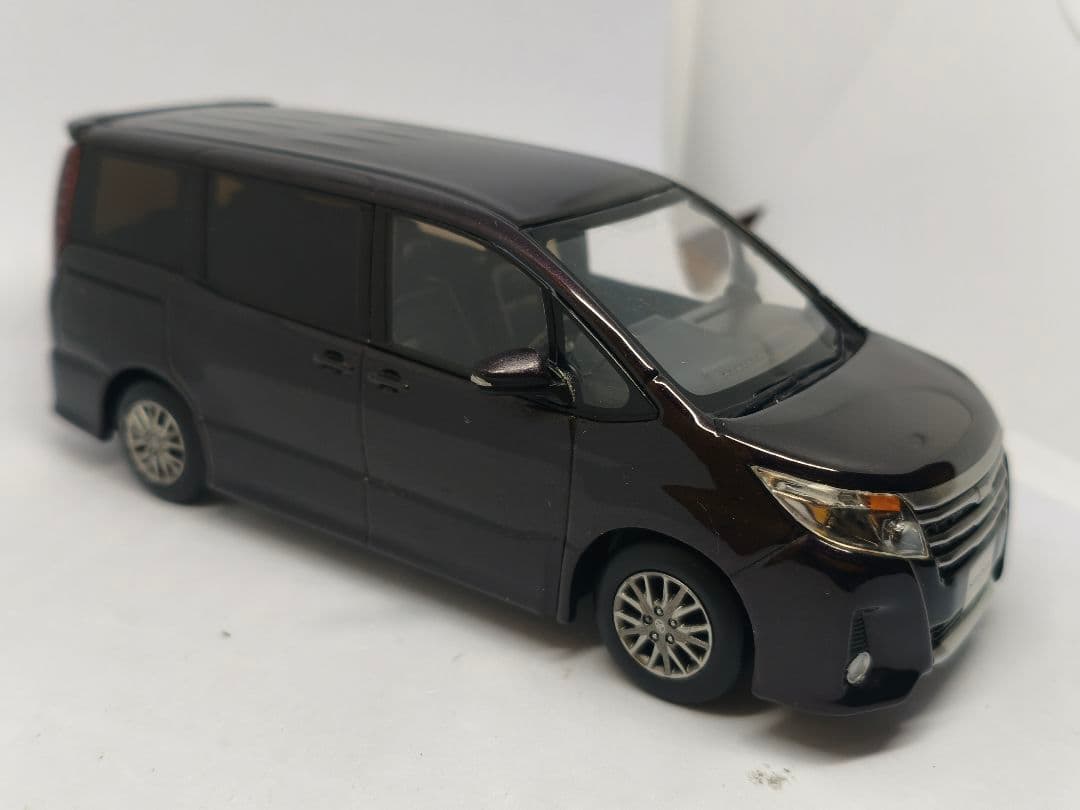トヨタ　ノア　Si　80系前期　カラーサンプル　1/30　ミニカー　色見本　紫