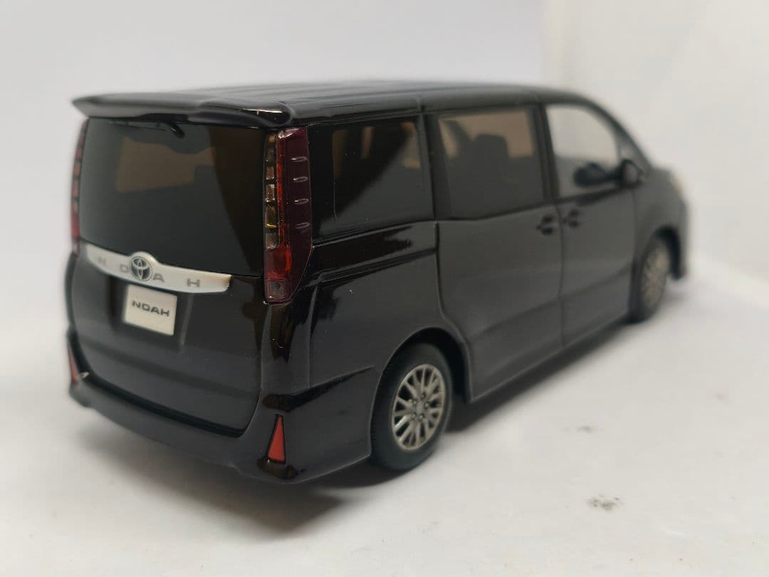 トヨタ　ノア　Si　80系前期　カラーサンプル　1/30　ミニカー　色見本　紫