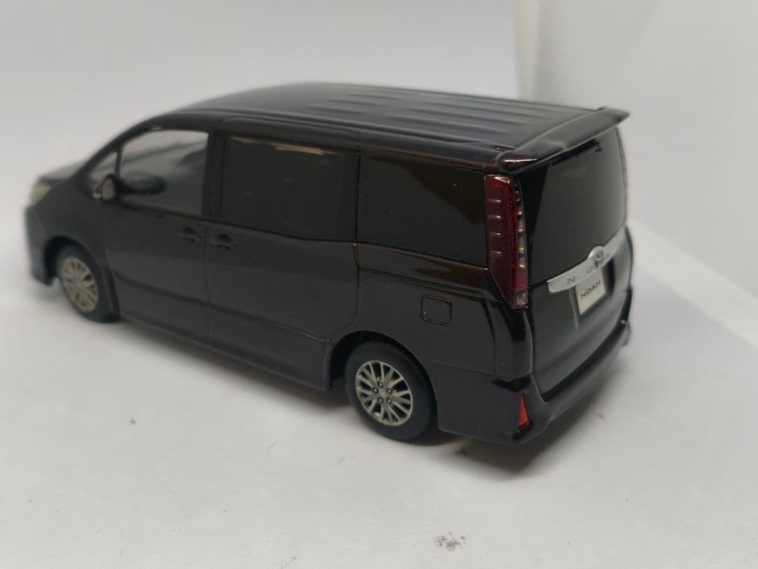 トヨタ　ノア　Si　80系前期　カラーサンプル　1/30　ミニカー　色見本　紫