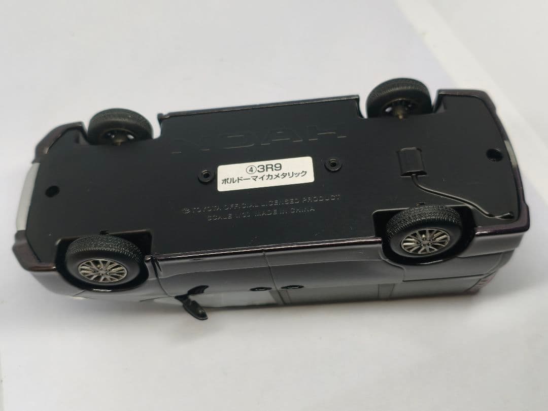 トヨタ　ノア　Si　80系前期　カラーサンプル　1/30　ミニカー　色見本　紫