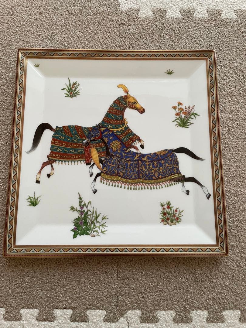 エルメス馬の絵柄 陶器 皿置物 箱付き