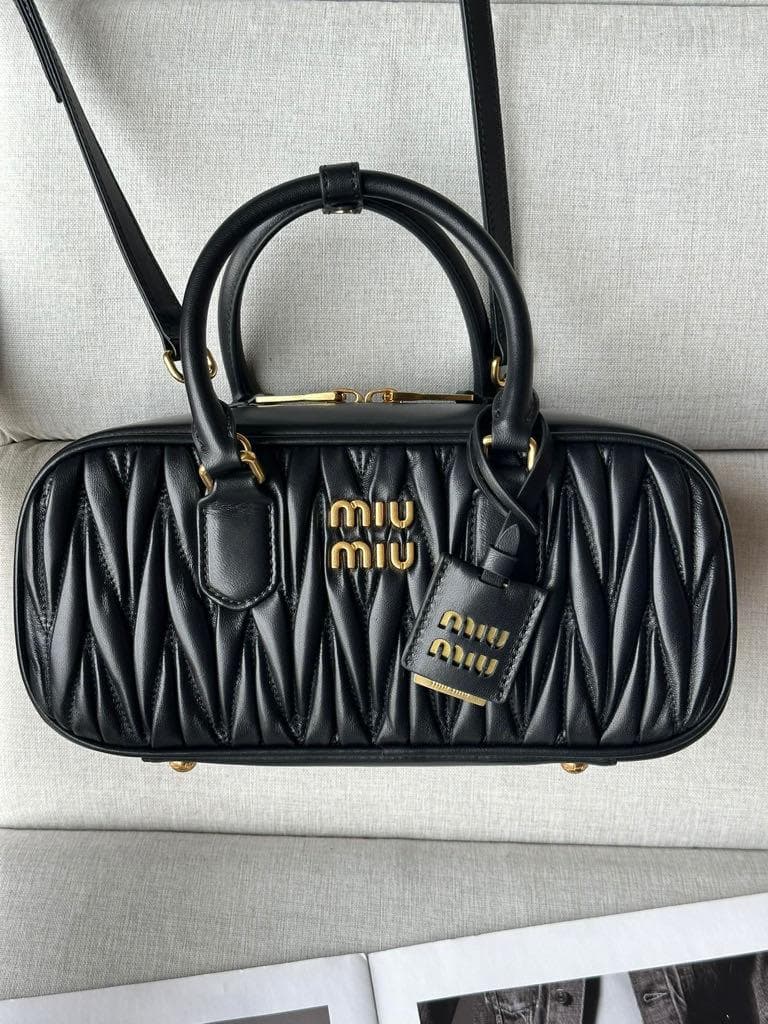 MiuMiu プラックギャザー入りデザインハンドバッグ取り外し可能ストラップ付き