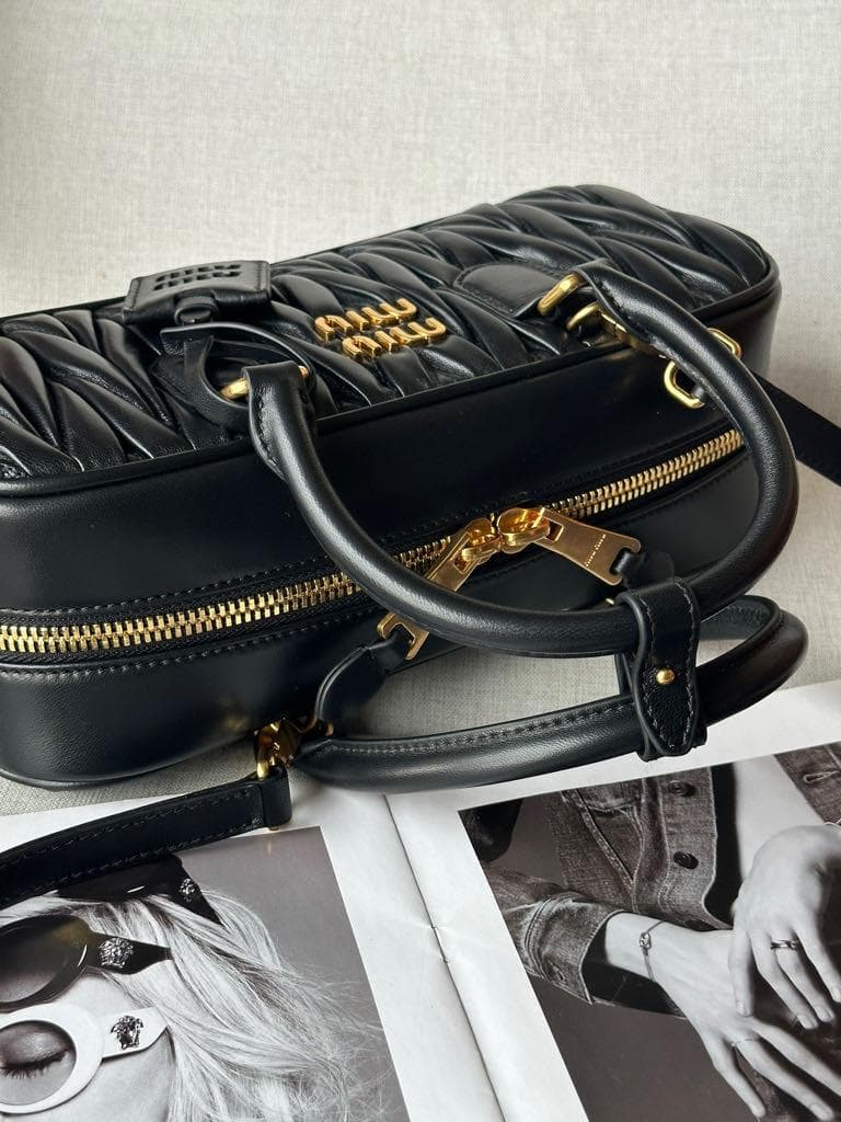 MiuMiu プラックギャザー入りデザインハンドバッグ取り外し可能ストラップ付き