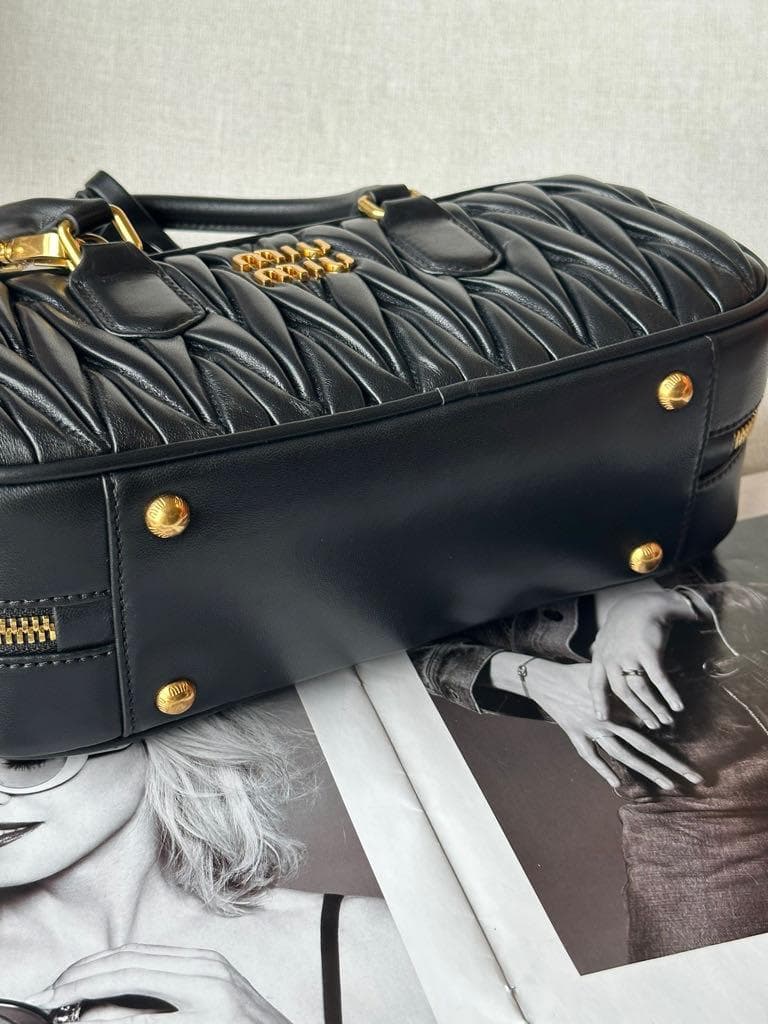 MiuMiu プラックギャザー入りデザインハンドバッグ取り外し可能ストラップ付き