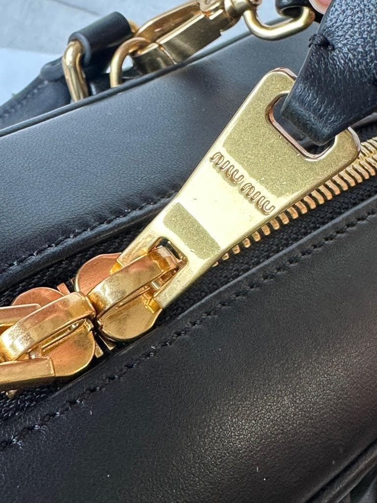 MiuMiu プラックギャザー入りデザインハンドバッグ取り外し可能ストラップ付き