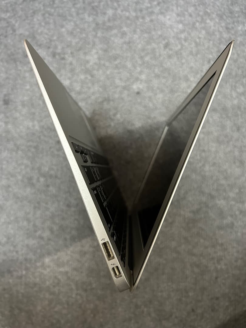 MacBook Air Early 2014 Corei5 4Gb 11インチ