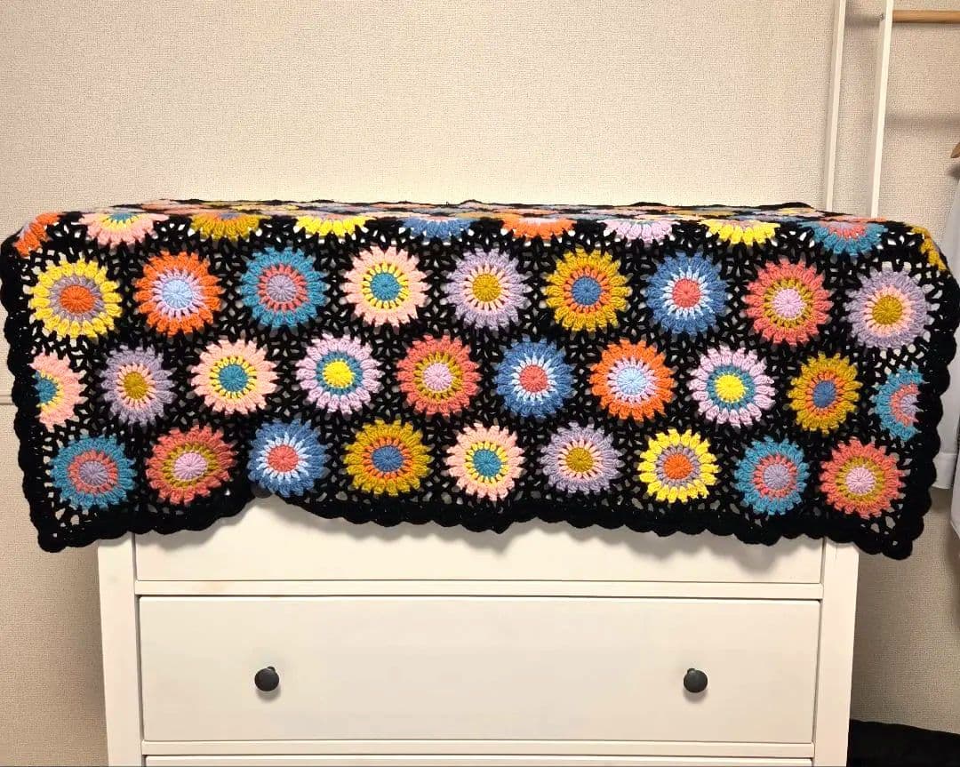 カラフルな花柄のかぎ針編みカバー　ブランケット