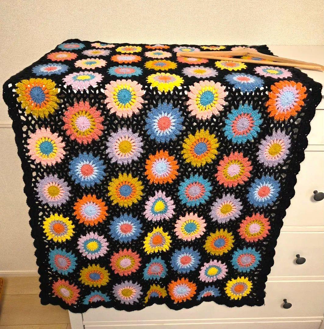 カラフルな花柄のかぎ針編みカバー　ブランケット