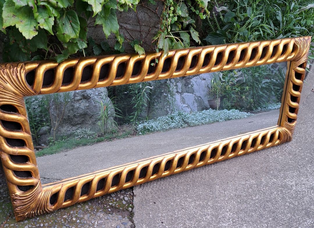 装飾的な金色フレームの全身鏡