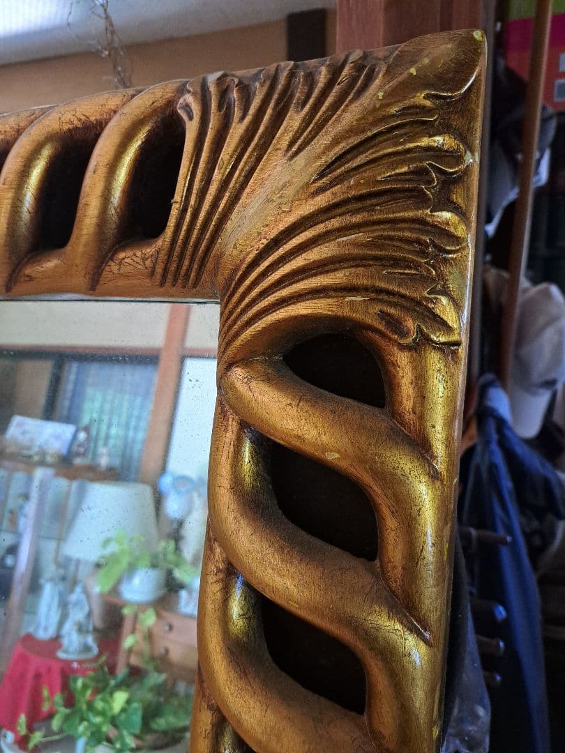 装飾的な金色フレームの全身鏡