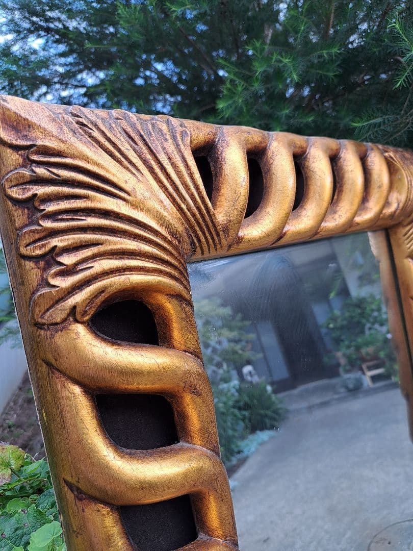 装飾的な金色フレームの全身鏡