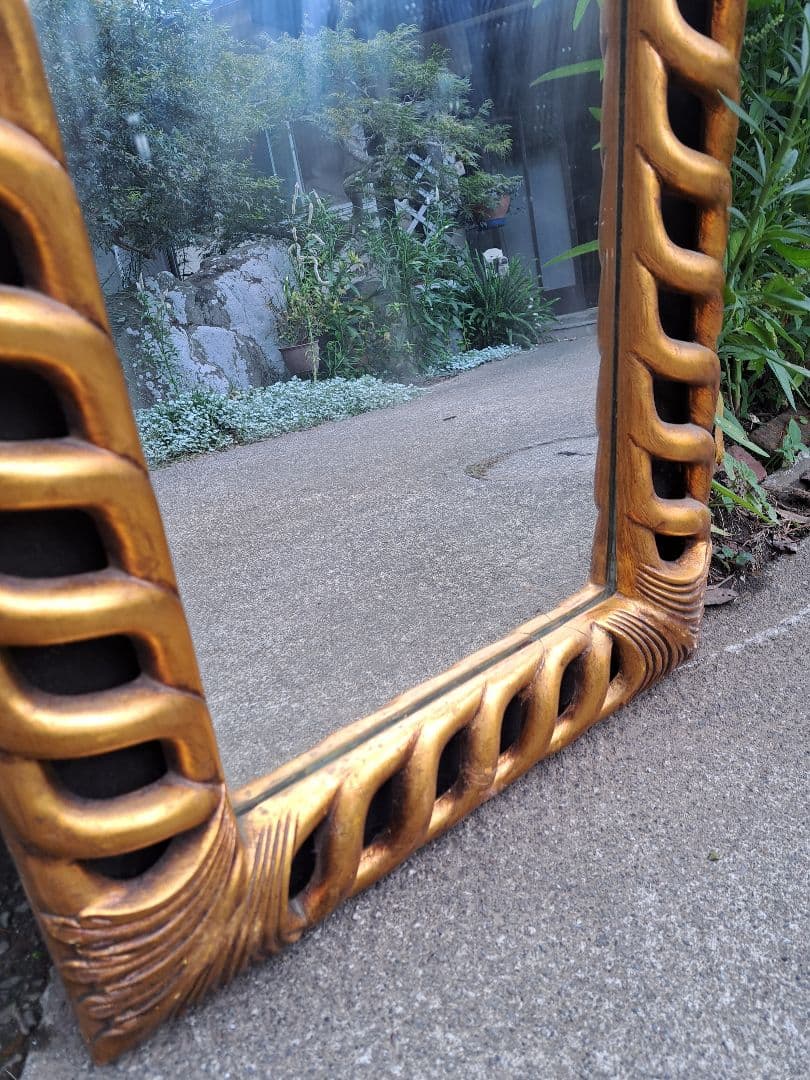 装飾的な金色フレームの全身鏡