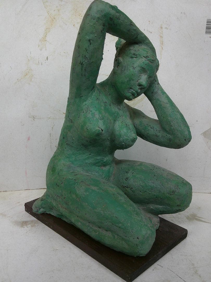 「蹲る女」宮越敏夫作・陶器