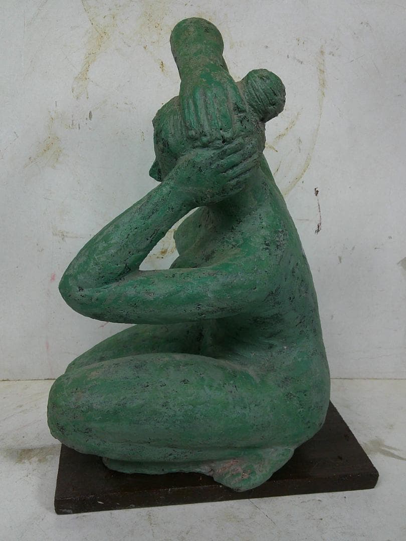 「蹲る女」宮越敏夫作・陶器