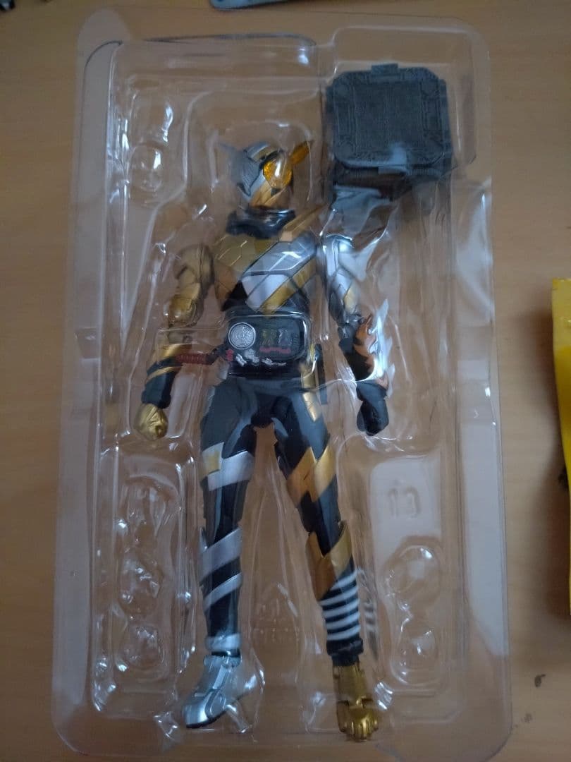 仮面ライダービルド トライアルフォーム クローズビルドフォーム　フィギュアーツ