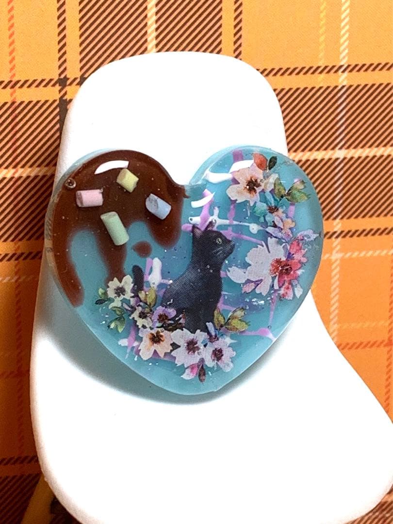 お値下げ致しました。レジンヘアゴム黒猫ちゃんバレンタイン