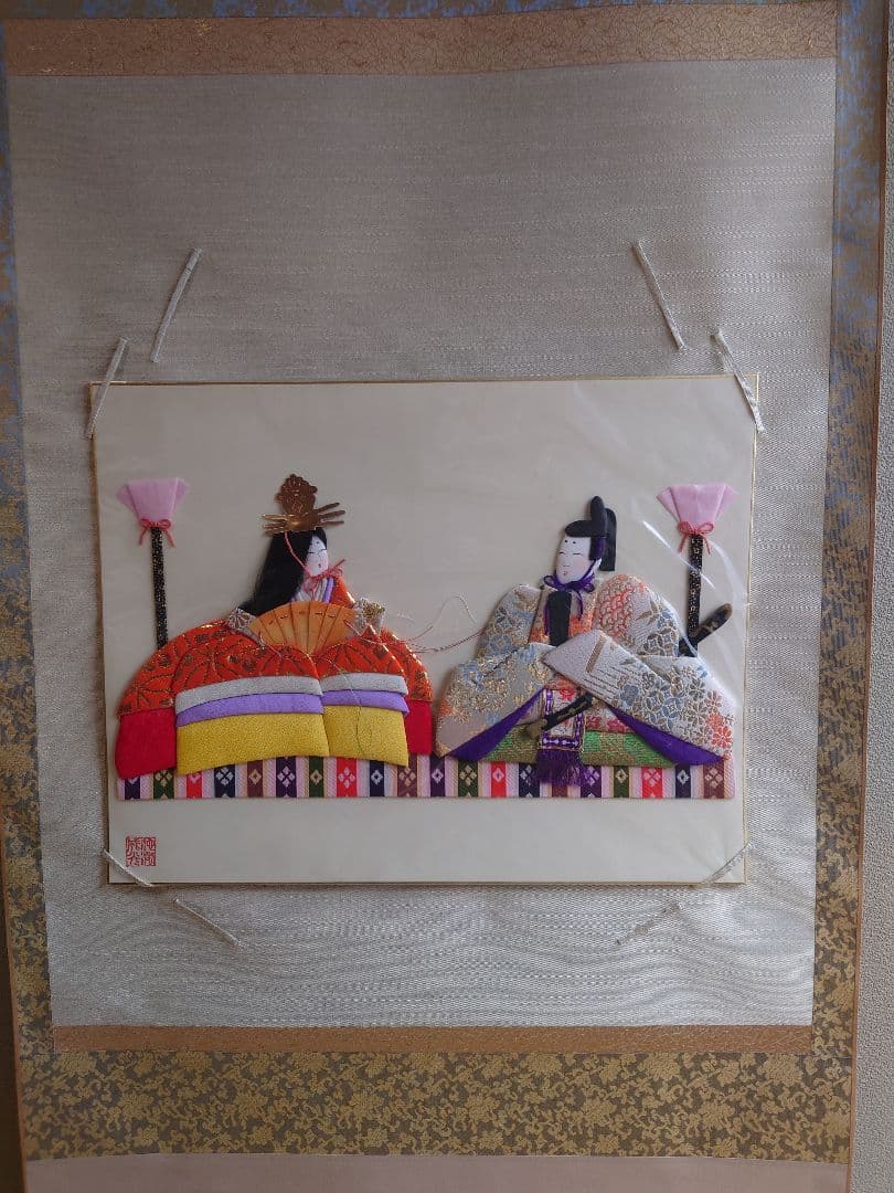 雛人形と兜の押絵色紙が付いた掛軸
