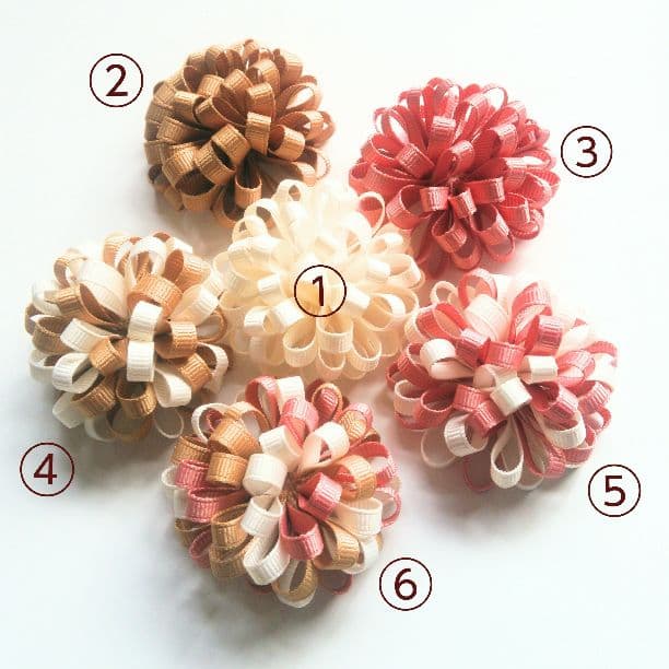 ベージュピンク×オフホワイトカラー☆ ぼんぼんりぼんヘアゴム１個300円♪