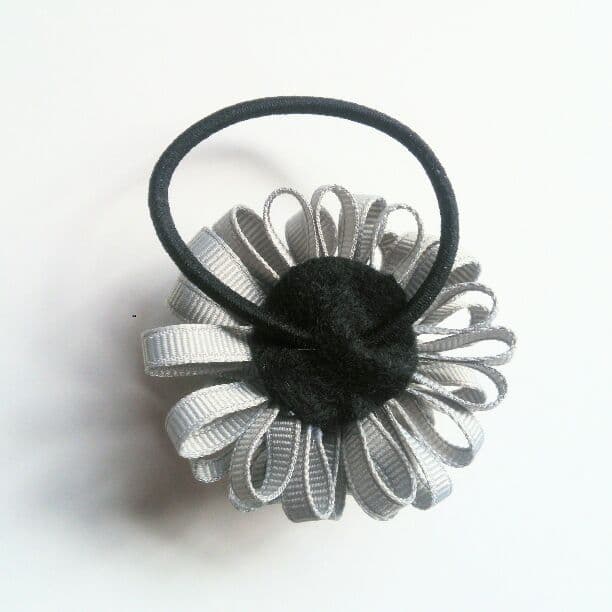 ベージュピンク×オフホワイトカラー☆ ぼんぼんりぼんヘアゴム１個300円♪