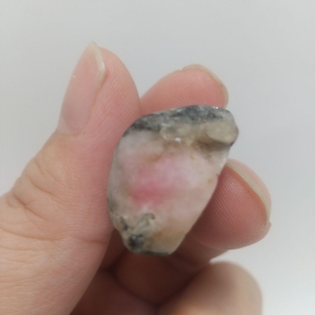 天然石 グリーンランド産ピンクのタグトゥパイト 紫外線反応性