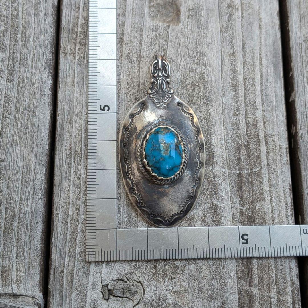 ハンドメイドのターコイズトップ　インディアンジュエリー風　キングマン