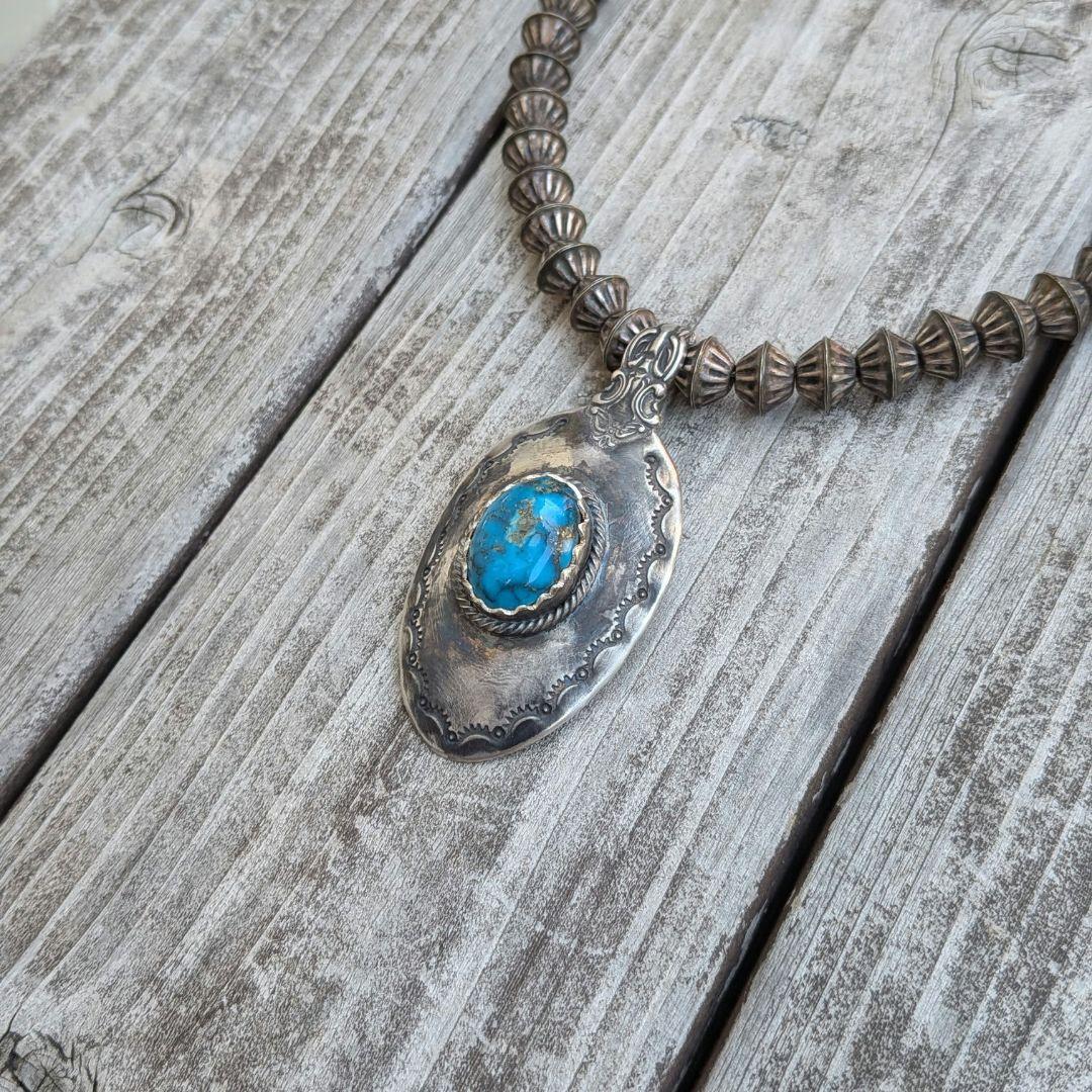 ハンドメイドのターコイズトップ　インディアンジュエリー風　キングマン
