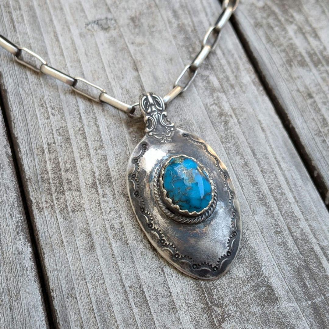 ハンドメイドのターコイズトップ　インディアンジュエリー風　キングマン