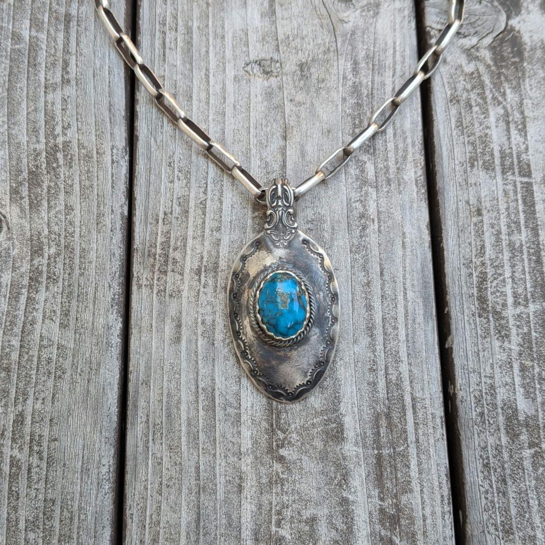 ハンドメイドのターコイズトップ　インディアンジュエリー風　キングマン