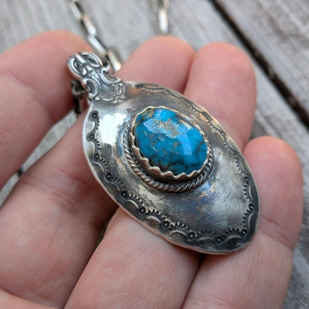 ハンドメイドのターコイズトップ　インディアンジュエリー風　キングマン