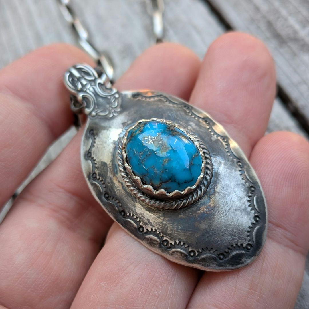 ハンドメイドのターコイズトップ　インディアンジュエリー風　キングマン