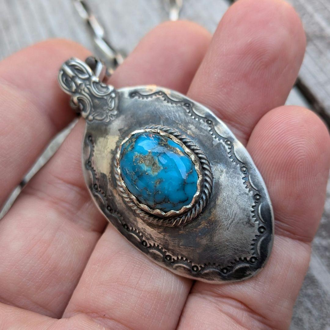 ハンドメイドのターコイズトップ　インディアンジュエリー風　キングマン