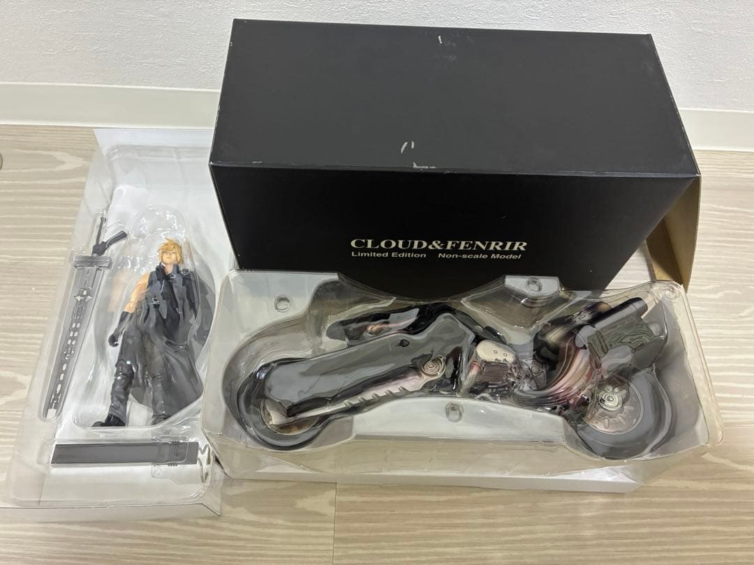 クラウド＆フェンリル　FF7 アドベントチルドレン　限定版　フィギュア　未使用品