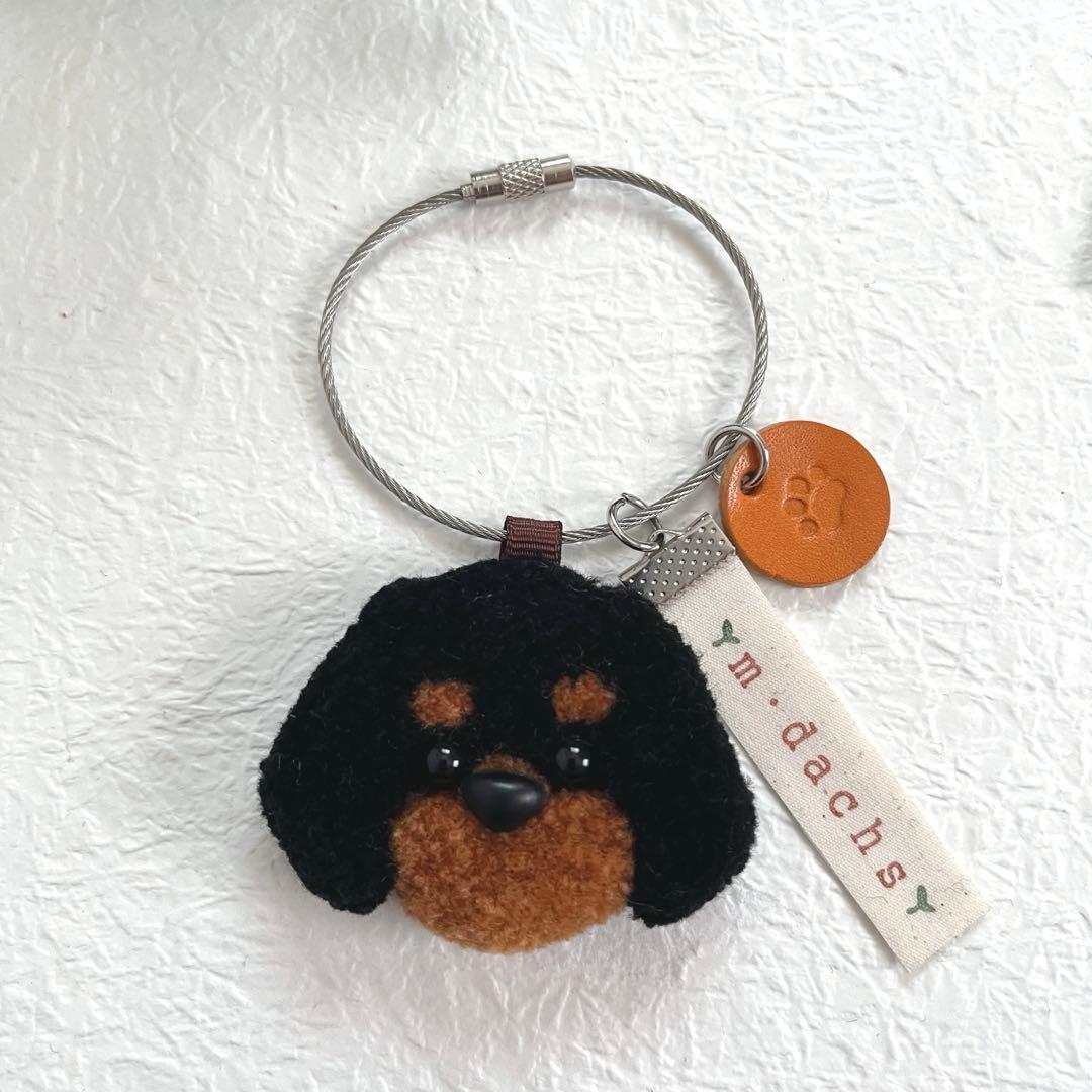 ミニチュアダックスさんワイヤーキーホルダー（ブラックタン）