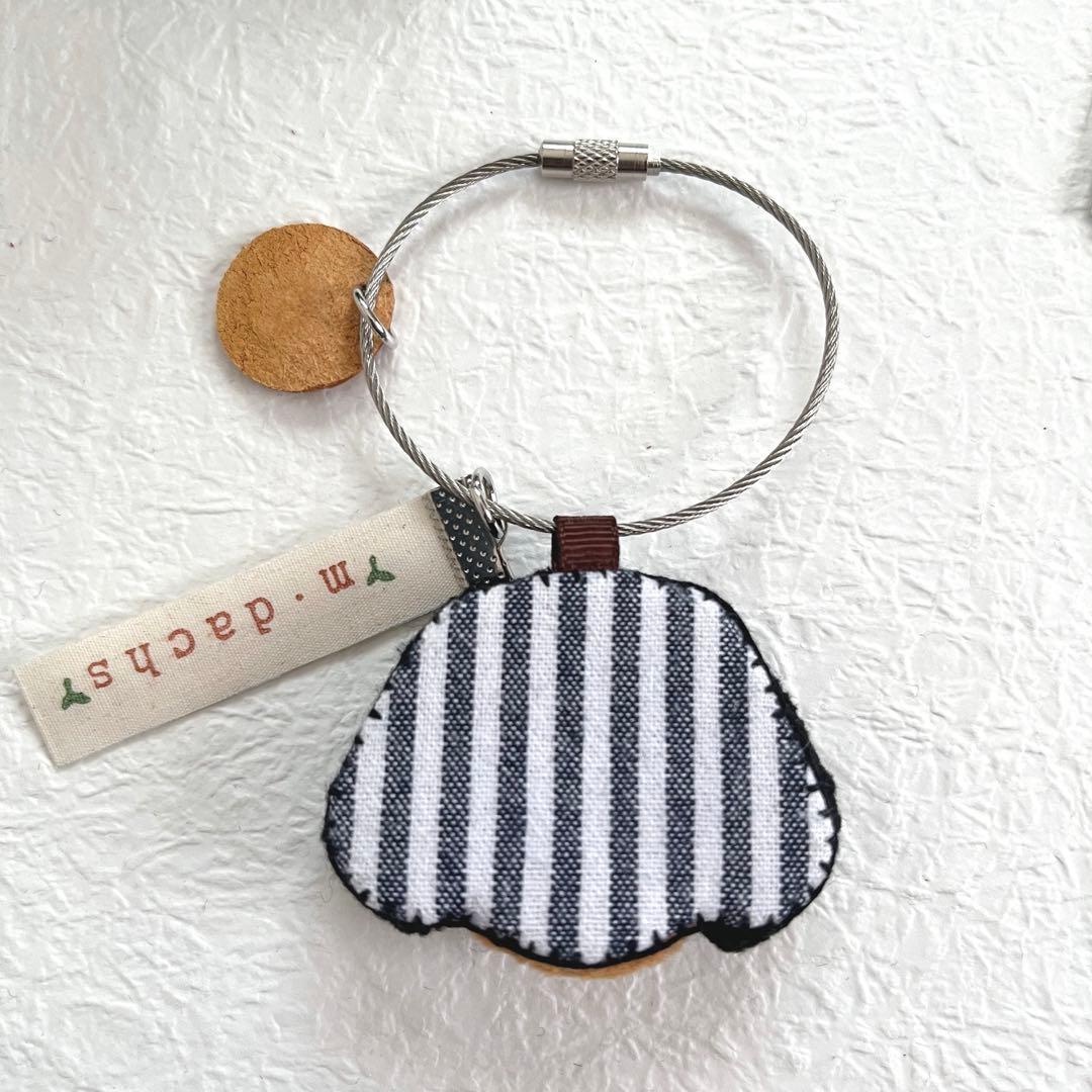 ミニチュアダックスさんワイヤーキーホルダー（ブラックタン）