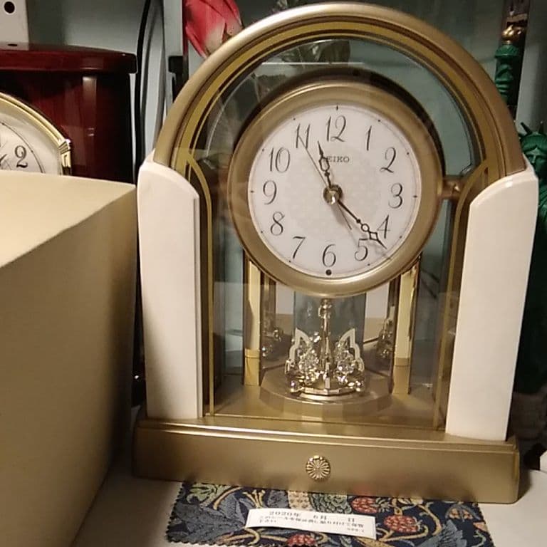 モダンな置き時計です。頂いたばかりで御座います。