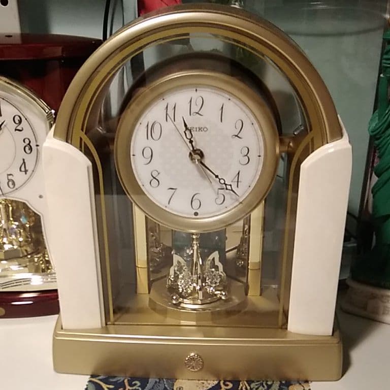 モダンな置き時計です。頂いたばかりで御座います。