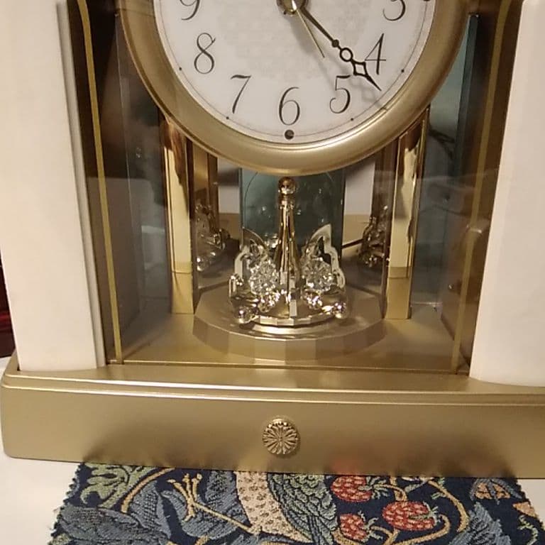 モダンな置き時計です。頂いたばかりで御座います。